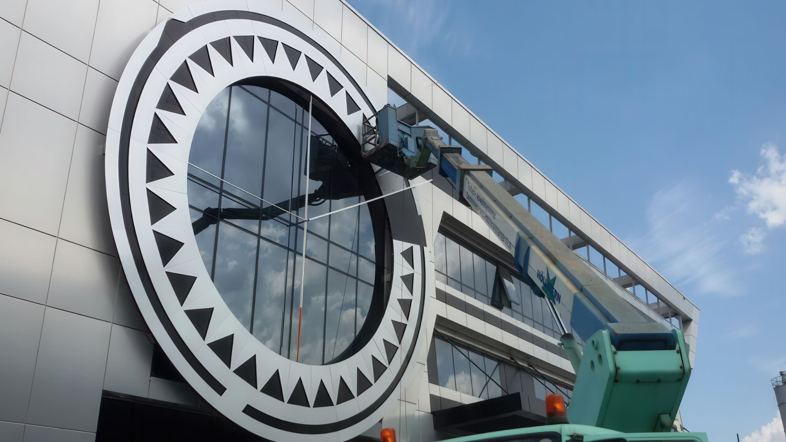 Монтаж на фасаден рекламен елемент с подемна техника върху модерна бизнес сграда от екипа на ХОРОС 5.