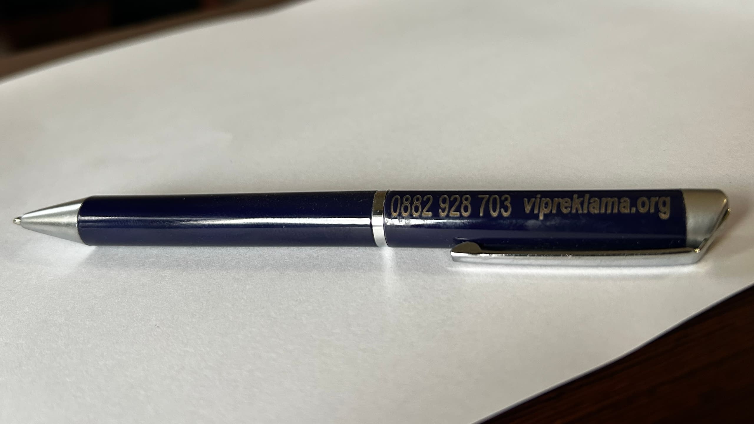 Лазерно гравиране на лого и контакти върху рекламни химикалки като част от бизнес сувенири.