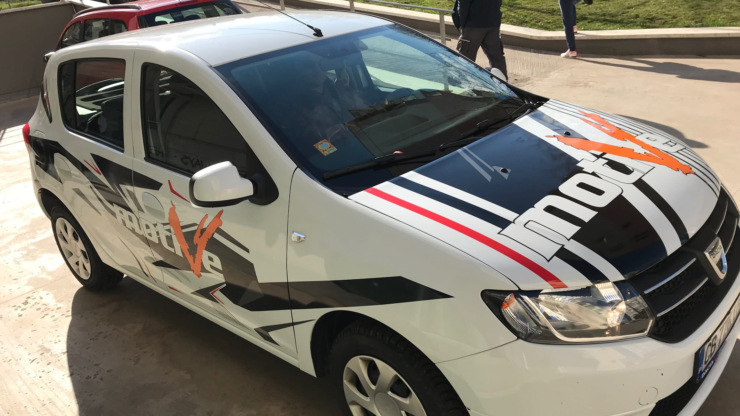 Цялостно брандиране на служебен автомобил с рекламно фолио с атрактивен дизайн и пълноцветен печат.