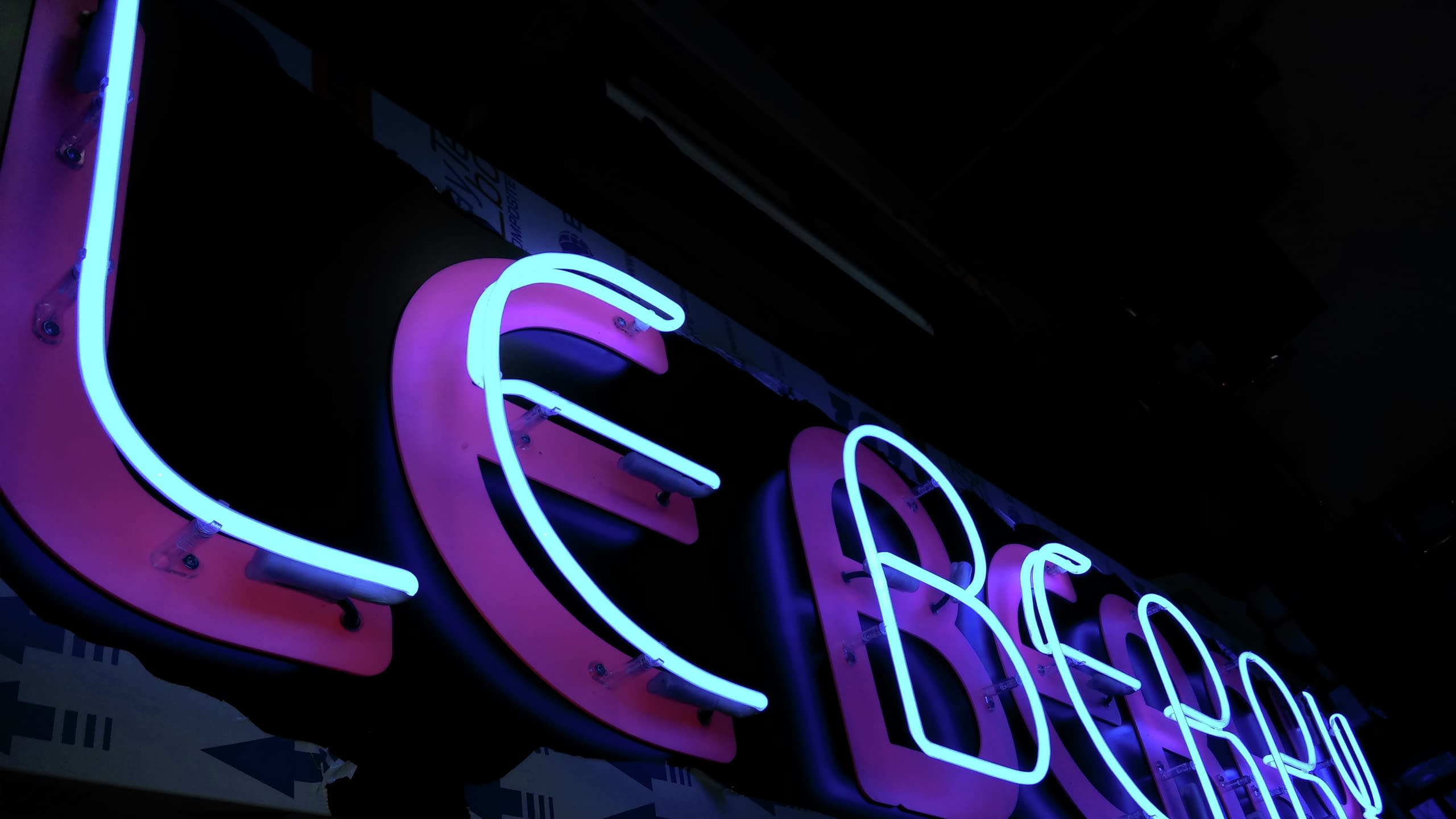 Артистична неонова реклама със сини светещи тръби, изработена по поръчка от рекламна агенция в София.