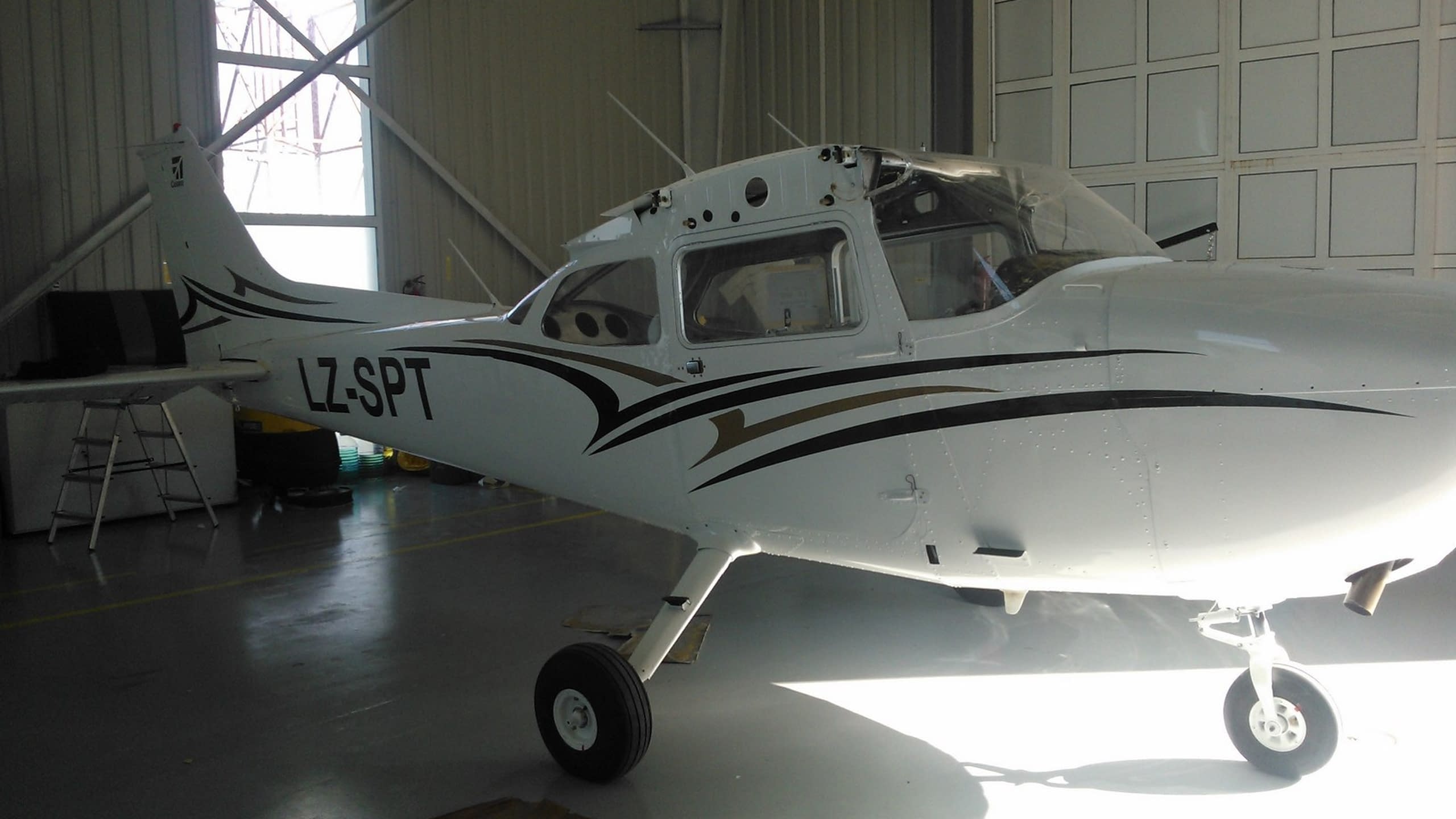 Брандиране на самолет с регистрация LZ-SPT със стикери от висок клас рекламно фолио.