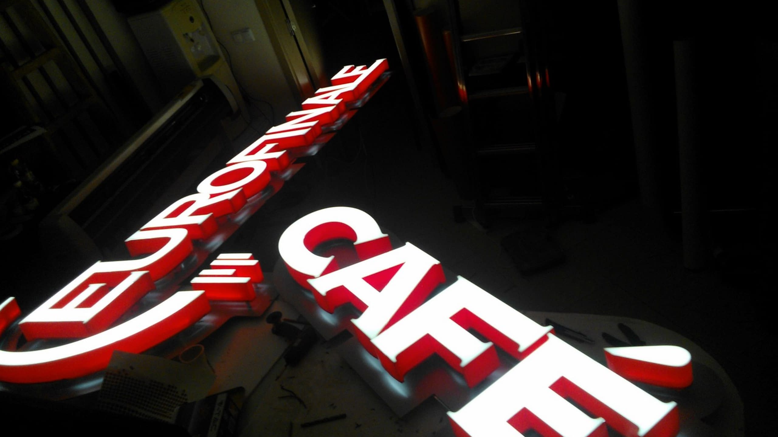 Изработка на светещи обемни букви "EUROFINALE CAFÈ" в ателието на рекламна агенция в София.