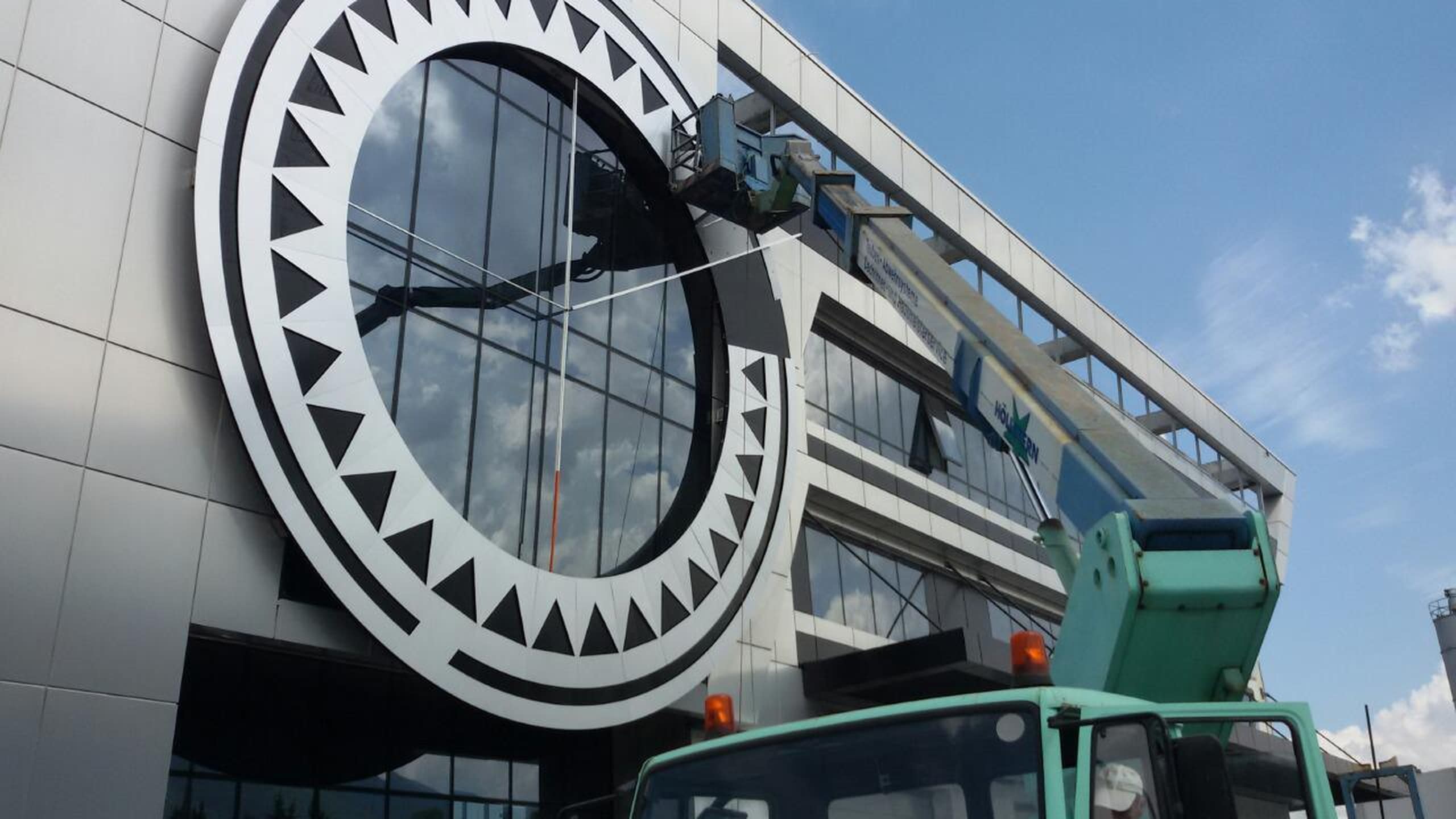 Монтаж на мащабна фасадна декорация и реклама на офис сграда, изпълнен от рекламна агенция Хорос 5.