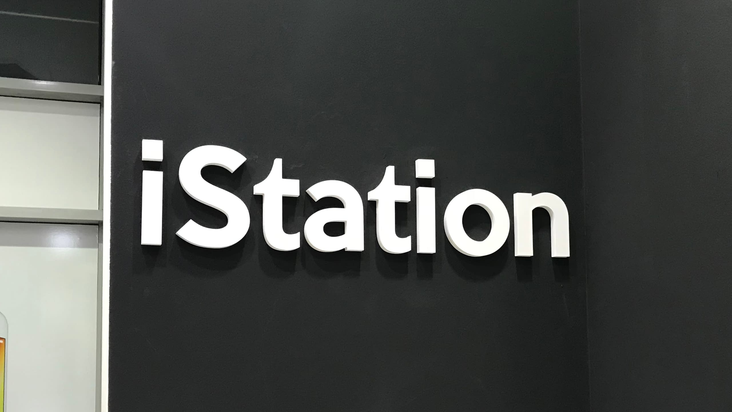 Цялостно брандиране на служебен автомобил с рекламно фолио с атрактивен дизайн и пълноцветен печат.